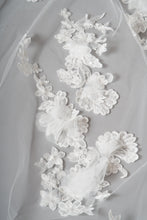 Load image into Gallery viewer, Lottie Veil