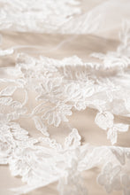 Load image into Gallery viewer, Zay Veil