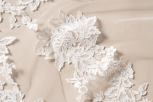 Load image into Gallery viewer, Zay Veil