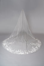 Load image into Gallery viewer, Bouquet Veil
