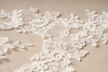 Load image into Gallery viewer, Serenade Veil
